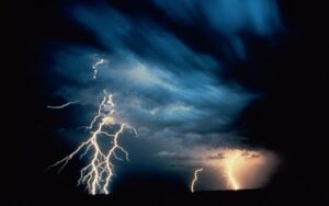 640px Lightning thunderstorm vista background
