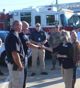 Bankers shacking hands with local emergency responders in Fulton, MO | Community Bank